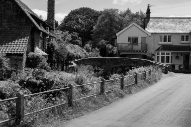 Exmoor Ulusal Parkı 'ndaki Allerford yük beygiri köprüsünün fotoğrafı