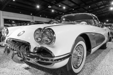 Sparkford. Somerset. Birleşik Krallık. 12 Ocak 2025. 1960 yılından bir Chevrolet Corvette Somerset Haynes Motor Müzesi 'nde sergileniyor.