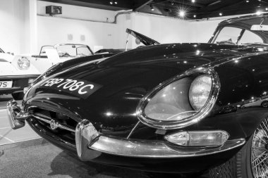 Sparkford.Somerset. Birleşik Krallık. 12 Ocak 2025. 1965 tarihli 1 serisi E Tipi Jaguar, Somerset Haynes Motor Müzesi 'nde sergilenmektedir.