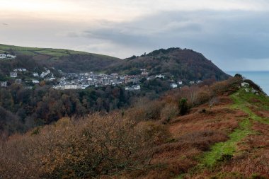 Devon 'daki Lynton ve Lynmouth Countisbury Hill' deki Beacon Tor 'dan görüntü
