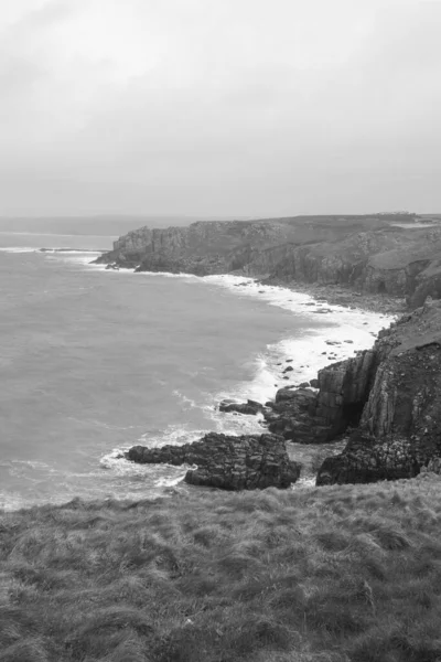 Cornwall 'daki Lands End' deki kayalıkların manzara fotoğrafı