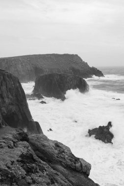 Cornwall 'daki Lands End' deki kayalıkların manzara fotoğrafı