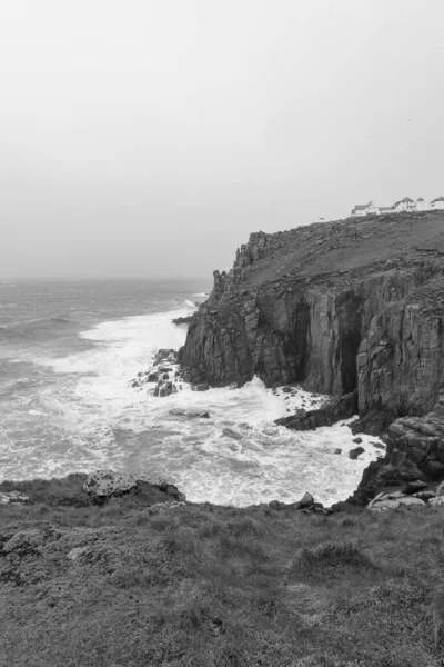 Cornwall 'daki Lands End' deki kayalıkların manzara fotoğrafı