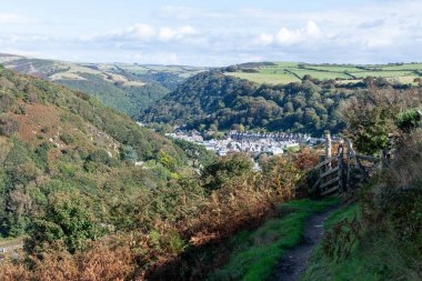 Lynton 'ın Exmoor Ulusal Parkı' ndaki manzara fotoğrafı.