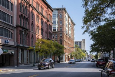 Syracuse, New York - 25. SEP 2020: Syracuse, New York 'ta öğle yemeği saati sokak görüntüsü.