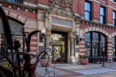 SYRACUSE, NEW YORK - SEP 25, 2020: Tarihi Beyaz Anıt Binası 'nın ana girişinin yakın çekimi 1876 yılında Syracuse, New York Eyaleti, ABD' de bulunan 100 Doğu Washington Caddesi 'nde Viktorya dönemi Gotik tarzıyla yapıldı..