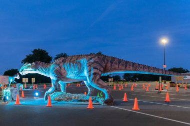 Syracuse, New York - 23 Mayıs 2021: Bir Baryonyx Dinazorunun Gece Geniş Profili Görünümü.