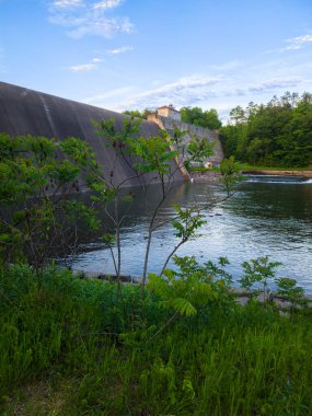 Delta Barajı 'nın Roma, New York' taki Kara Nehir ve Delta Gölü üzerindeki dikey görüntüsü.
