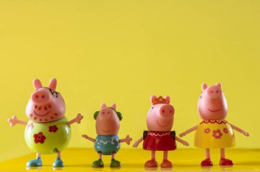 New York, ABD - 25 Mayıs 2021: Ünlü çizgi film karakteri Papa Pig ve ailesinin aile fotoğrafı.