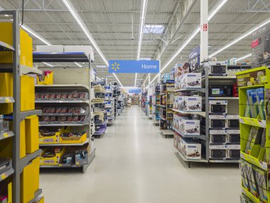 New Hartford, New York - 1 Ağustos 2021: Walmart Supercenter içindeki İçişleri Bakanlığı Genel Görünümü.