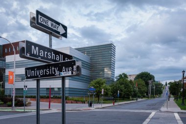 Syracuse, New York - 1 Temmuz 2021: Marshall Caddesi ve Arkaplanda Yönetim Okulu ile Üniversite Ave manzarası.