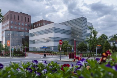 Syracuse, New York - 1 Temmuz 2021: Marshall Caddesi ve University Ave 'deki Syracuse Üniversitesi Syracuse Üniversitesi' nde Martin J. Whitman Yönetim Okulu 'nun Geniş Görüş Alanı