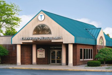 New Hartford, New York - 21 Ağustos 2025: Ellinwood Tıp Sanatları, çeşitli uzmanlık alanları ve aile sağlığı hizmetleri sağlayıcıları da dahil olmak üzere birçok tıbbi uygulamayı barındıran bir tıp kompleksi.
