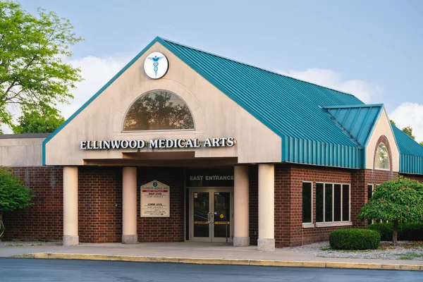 New Hartford, New York - 21 Ağustos 2025: Ellinwood Tıp Sanatları, çeşitli uzmanlık alanları ve aile sağlığı hizmetleri sağlayıcıları da dahil olmak üzere birçok tıbbi uygulamayı barındıran bir tıp kompleksi.