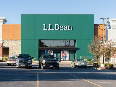 New Hartford, New York - Bölüm 28, 2025: Yeni açılan L.L. Bean konumu, L.L. Bean, 1912 yılında Leon Leonwood Bean tarafından kurulan, açık hava giyimi ve giyiminde uzmanlaşmış bir Amerikan perakende şirketidir.