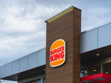 Syracuse, New York - 8 Kasım 2025: 3414 Erie Bulvarı 'ndaki Burger King DeWitt ve Syracuse topluluklarına hizmet veren ulusal zincirin bir parçasıdır.