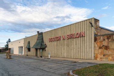 Dewitt, NY - 8 Kasım 2025: Scotch 'n Sirloin, 1967' den beri USDA Choice biftekleri, deniz ürünleri ve kaliteli şaraplar sunan bir aile restoranıdır.