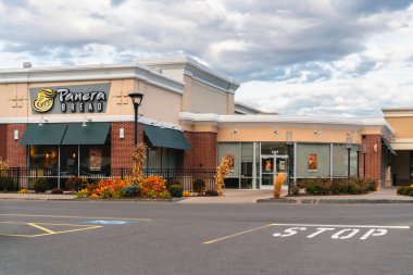 Syracuse, New York - 8 Kasım 2025: 3414 Erie Bulvarı 'ndaki Burger King DeWitt ve Syracuse topluluklarına hizmet veren ulusal zincirin bir parçasıdır.