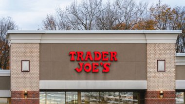 Dewitt, NY - 8 Kasım 2025: Trader Joe 's, Aldi Nord' a ait 600 'den fazla yerde özel etiketli yiyecekler, sezonluk ürünler ve tuhaf mağaza içi deneyimler sunan bir ulusal market zinciri.
