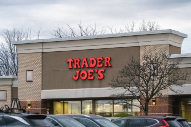 Dewitt, NY - 8 Kasım 2025: Trader Joe 's, Aldi Nord' a ait 600 'den fazla yerde özel etiketli yiyecekler, sezonluk ürünler ve tuhaf mağaza içi deneyimler sunan bir ulusal market zinciri.