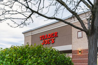 Dewitt, NY - 8 Kasım 2025: Trader Joe 's, Aldi Nord' a ait 600 'den fazla yerde özel etiketli yiyecekler, sezonluk ürünler ve tuhaf mağaza içi deneyimler sunan bir ulusal market zinciri.