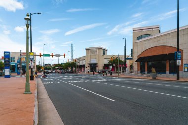 Atlantic City, NJ - 26 Ağustos 2025: Atlantic City şehir merkezi sokak manzarası trafik yolları, perakende mağazaları, yayalar ve ulaşım altyapısını gösteriyor