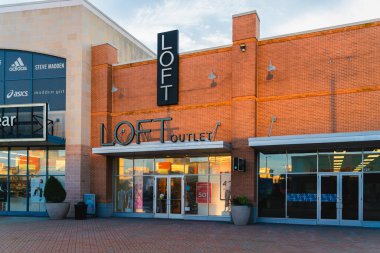 Atlantic City, NJ - 26 Ağustos 2025: Çatı katı mağazası gündelik, kadınsı ve rahat stil odaklı uygun fiyatlı kadın kıyafetleri sunuyor