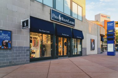 Atlantic City, NJ - 26 Ağustos 2025: Polo Ralph Lauren 'in mağazası Ralph Lauren Şirketi' nin küresel perakende ağının bir parçasıdır ve 209 + dünya çapında indirimli giyim ve aksesuarlar sunmaktadır.