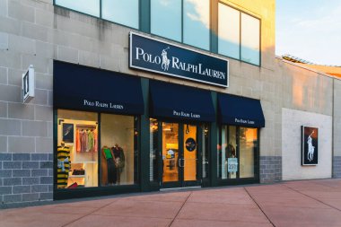 Atlantic City, NJ - 26 Ağustos 2025: Polo Ralph Lauren 'in mağazası Ralph Lauren Şirketi' nin küresel perakende ağının bir parçasıdır ve 209 + dünya çapında indirimli giyim ve aksesuarlar sunmaktadır.