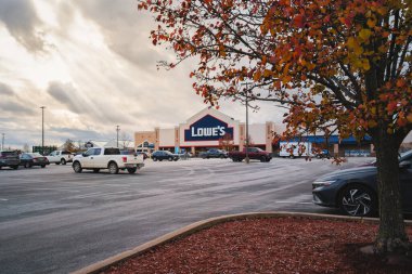 New Hartford, New York - 18 Kasım 2025 Lowe 's Home Improvement mağazasının geniş görüşlü otoparkından. Şirket, inşaat malzemeleri, araçlar ve mevsimlik mallar sunan 1700 mevsimlik bir konum zincirinin bir parçası.