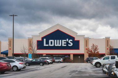 New Hartford, New York - 18 Kasım 2025: Otopark boyunca, Lowe 's Home Improvement mağazasının geniş bir görünümü; 1700 yerleşim zinciri içerisindeki yapı malzemeleri, araçlar ve mevsimsel ürünler sunan