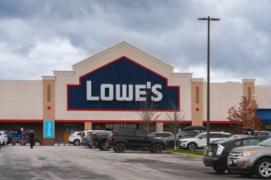 New Hartford, New York - 18 Kasım 2025: Lowe 's Home Improvement mağazasına yakın otopark görüntüsü; 1.700 konumluk inşaat malzemeleri, araçlar ve mevsimlik ürünler sunan bir zincirin parçası