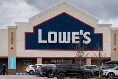 New Hartford, New York - 18 Kasım 2025: Lowe 's Home Improvement mağazasına yakın otopark görüntüsü; 1.700 konumluk inşaat malzemeleri, araçlar ve mevsimlik ürünler sunan bir zincirin parçası