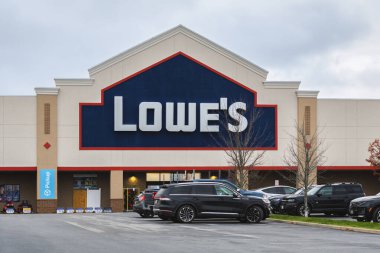 New Hartford, New York - 17 Kasım 2025: Lowe 's Home Improvement mağazasının otoparkının yakın görüntüsü; 1700 adet inşaat malzemesi, araç gereç ve sezonluk ürün sunan bir konum zincirinin parçası