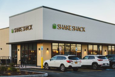 Dewitt, New York - 19 Kasım 2025 Shake Shack restoranı, hamburgerler, patatesler ve donmuş muhallebi ile bilinen 500 lokasyonlu küresel bir zincirin bir parçası.