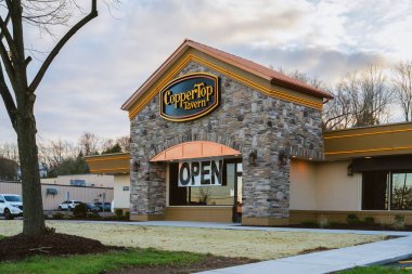 Dewitt, NY - 19 Kasım 2025: CopperTop Tavernası, CopperTop Tavernası, New York 'un merkezindeki günlük yemek zinciri Amerikan konforu ve bar servisi sunuyor.