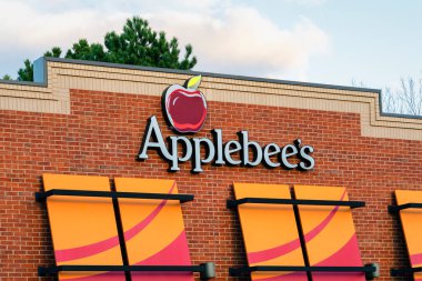 Dewitt, New York - 19 Kasım 2025 Applebee 's, Amerikan konfor yemekleri, bar servisi ve semte odaklı markalaşma sunan sıradan bir restoran zinciri. 1500 + dünya çapında