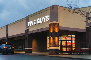 Dewitt, New York - 23 Kasım 2025: Beş Adam 'ın Gece Görüşü; kişiselleştirilebilir hamburgerler, taze patates kızartmaları ve dünya çapında 1900 + konumlarda milkshake' ler üzerine uzmanlaşmış küresel hızlı restoran zinciri..