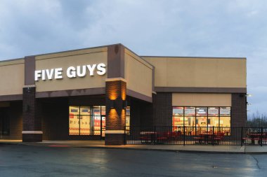 Dewitt, New York - 23 Kasım 2025: Beş Adam 'ın Gece Görüşü; kişiselleştirilebilir hamburgerler, taze patates kızartmaları ve dünya çapında 1900 + konumlarda milkshake' ler üzerine uzmanlaşmış küresel hızlı restoran zinciri..