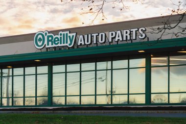Dewitt, NY - 19 Kasım 2025: O 'Reilly Oto yedek parça mağazasının gün batımı görüntüsü. Ulusal otomotiv parçaları perakendecisi, pazar sonrası parçalar, araçlar ve aksesuarlar sunar. 1957 'de kuruldu.