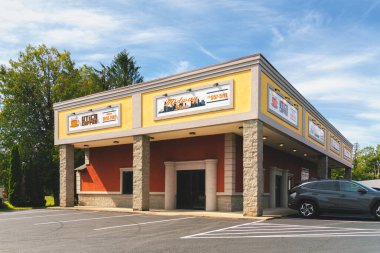 Westmoreland, New York - 18 Ağustos 2025: Utica Coffee Roasting Co. (Utica Coffee Roasting Co.), ülke çapında perakende satış yoluyla kahve dağıtan koyu, yüksek kafeinli karışımıyla bilinen özel bir kahve şirketidir.