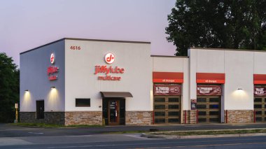 New Hartford, New York - 21 Ağustos 2025: Jiffy Lube, ülke çapında hızlı petrol değişimi ve önleyici bakım alanında uzman bir otomotiv hizmet zinciridir.