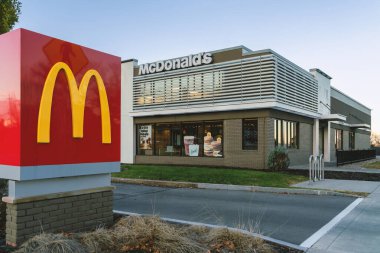 Dewitt, NY - 19 Kasım 2025: McDonald 's 100' den fazla ülkede günde 60 milyondan fazla müşteriye hizmet veren dünyanın en büyük hızlı restoran zinciri.