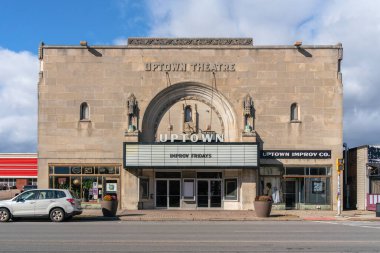 Utica, NY - 6 Kasım 2025: Uptown Theatre, National Register tarafından listelenen ve mimari karakteri ve toplumsal performans alanı olarak bilinen tarihi bir site, Uptown Improv Co..