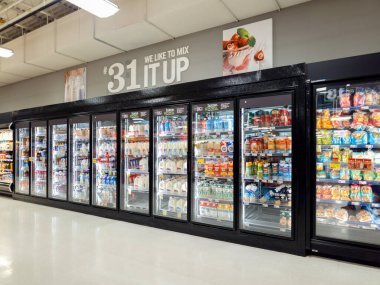 New Hartford, New York - 2 Aralık 2025: Süt ürünleri, içecekler ve # 31 'in altında abur cubur temalı tabelalı 32 soğutuculu soğutucu pazarı.