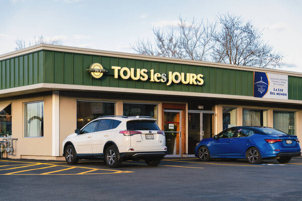 Сиракузы, Нью-Йорк - Ноя 22, 2025: Вид на TOUS les JOURS, корейско-французское пекарное кафе с более чем 90 точками по всей стране