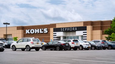 New Hartford, New York - 13 Ağustos 2025: KOHLS ve SEPHORA bitişik perakende mağazaları görünümlü markalı bir alışveriş merkezi, park erişimi ve tüketici görülebilirliği