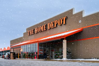 New Hartford, New York - 6 Aralık 2025: Yoğun kar yağışı sırasındaki bir Noel temalı Home Depot süpermarketinin geniş görünümü