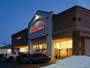 Roma, New York - 6 Aralık 2025: Walgreens Eczanesinin Alacakaranlık Görüşü, ABD 'li bir eczane ve perakende zinciri, Walgreens Boots Alliance bünyesinde ülke çapında 8.500' den fazla yer işletiyor.