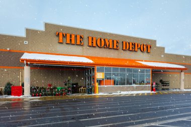 New Hartford, New York - 15 Aralık 2025: Yılbaşı ve yılbaşı yaklaşan yoğun kar yağışı sırasında Home Depot süpermarketinin yakın görüntüsü